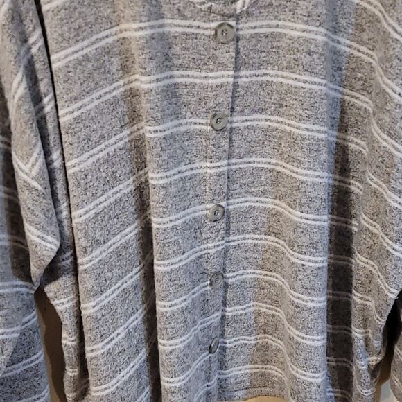 Torrid top size 5 - Picture 2 of 4